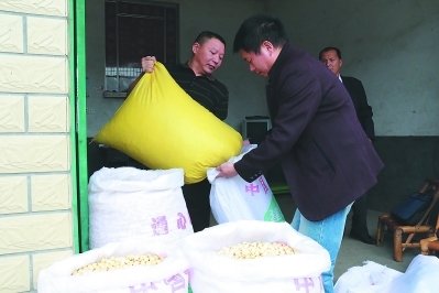 產(chǎn)業(yè)帶動(dòng),形成扶貧合力(組圖)